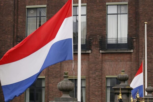 Hollanda’da hükümet dağıldı