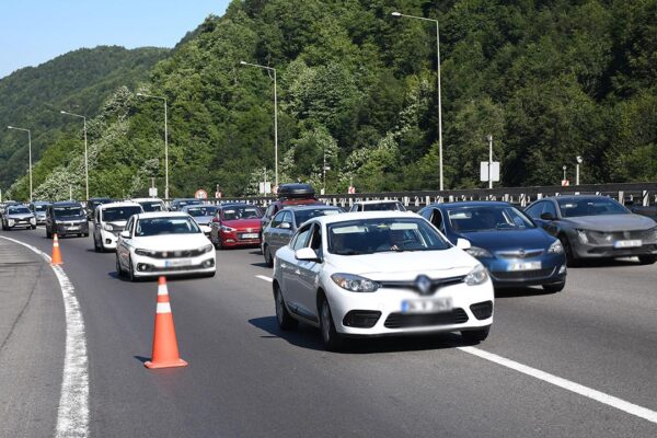 Yollarda bayram trafiği yoğunluğu